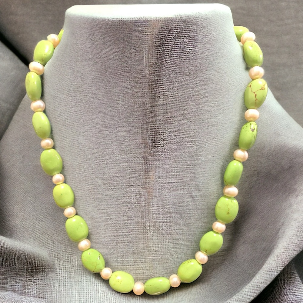 Vintage Lime green stones‎ with faux pearl necklace Toggle clasp 91/2”